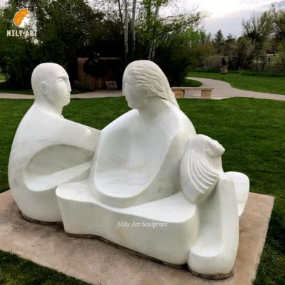 屋外の庭の天然石の白い抽象的な大理石のカップル像
