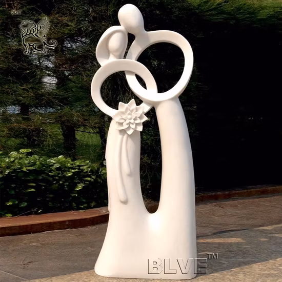 Blve 屋外手彫り等身大白い石抽象的な大理石のカップルの彫刻愛の庭の像販売用